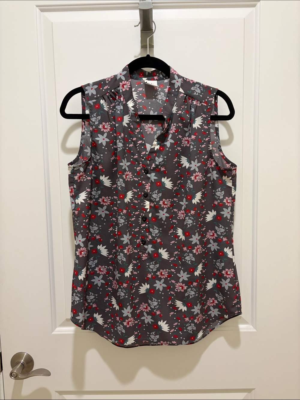 Cabi Sleeveless Floral Button-Front Blouse - Gray with Pink & White Flowers
